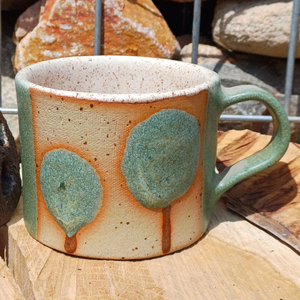 Kleine Tasse mit Baummotiv