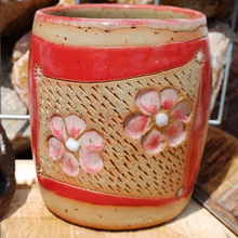 Lade das Bild in den Galerie-Viewer, Rote Tasse mit Blumenmuster
