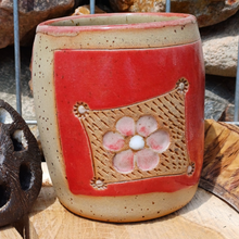 Lade das Bild in den Galerie-Viewer, Rote Tasse mit Blumenmuster
