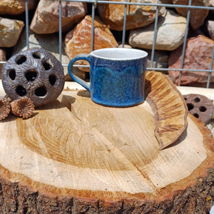 Kleine Tasse mit abstrakten Motiv